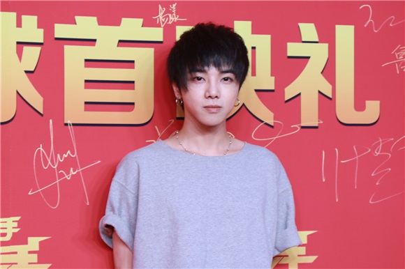林更新、张静初、华晨宇、腾格尔、刘晓庆、锦荣等电影《快手枪手快枪手》首映红毯