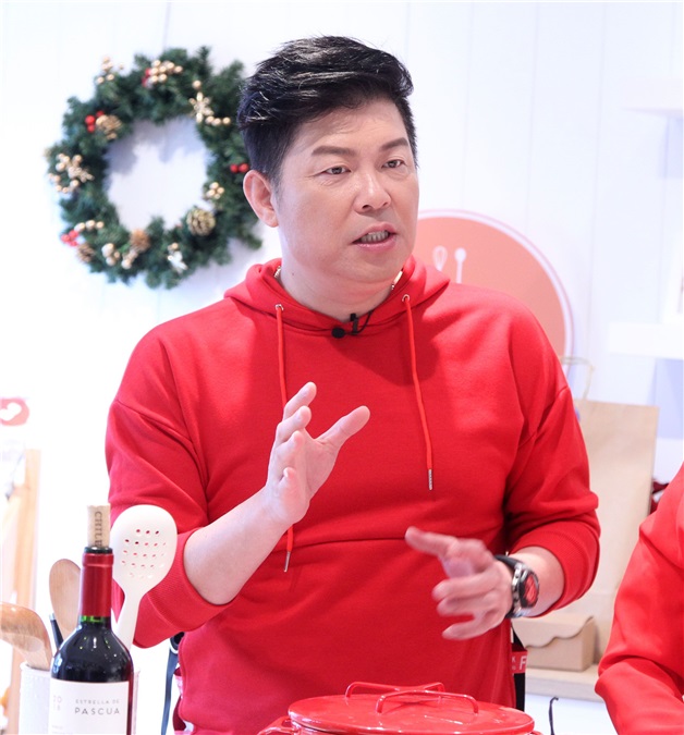 曾国城、黄嘉千、窦智孔、关诗敏等出席《爱呀,我的妈!》圣诞派对餐