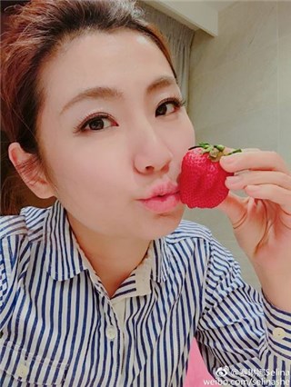 Selina任家萱自夸素颜与化妆一样美