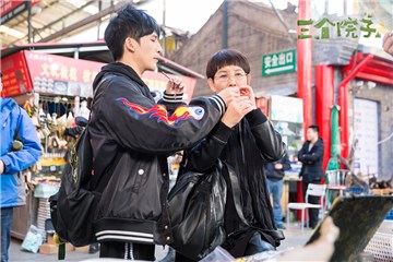 大张伟带妈妈逛花鸟市场度过难得共处时光