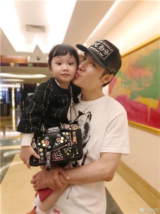 张丹峰女儿爱学妈妈拿包 洪欣说：「长大以後跟我抢包包」