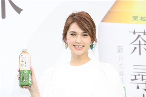 杨丞琳出席饮品新品上市记者会