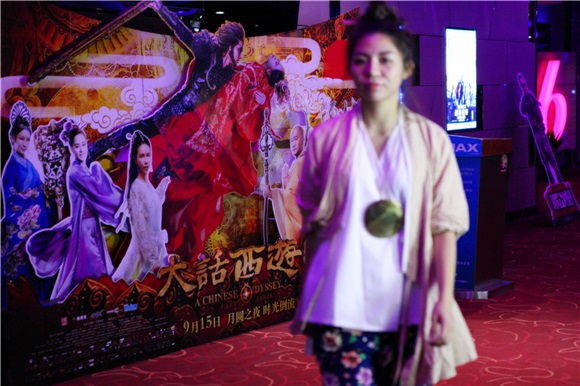 女版至尊宝惊现影院 《大话西游3》首映玩搞笑自拍
