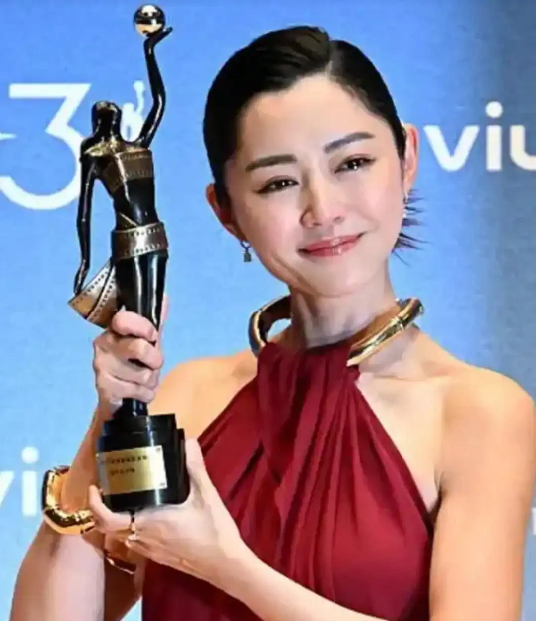 拼尽全力终获认可！卫诗雅摘百花奖影后，50针伤痛与温柔人生皆值得
