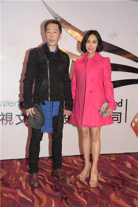 今天晚上举行了天马影视的周年晚会,而老板黄百呜今天请了一众演员吃饭也回顾2016年公司在电影方有好的成绩。而今天晚上旗下公司演员也出席这个盛宴。包括:吴千语、任达华、张晋、蔡少芬、朱茵、黄贯中、林家栋、郑嘉颖、刘心悠等