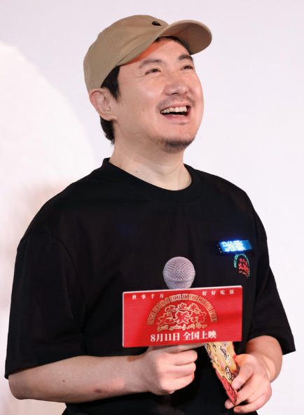 爆笑名场面出圈！沈腾上海路演被男粉喊爸爸，当场脸红捂嘴憋笑