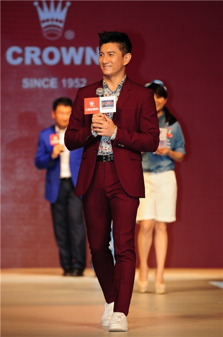 吴奇隆出席CROWN行李箱代言活动 与粉丝合影甘当「人肉背景板」