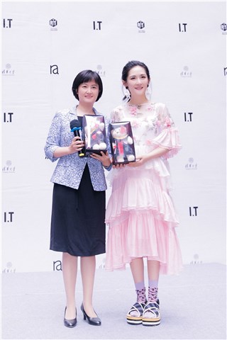 谢娜娜样合影