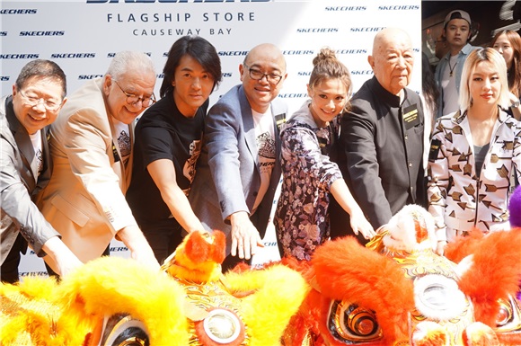 郑伊健与周秀娜出席《SKECHERS旗舰店开幕》