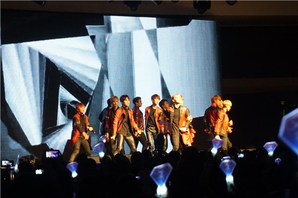 韩国13人男团Seventeen演唱会