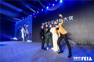 明星及嘉宾使用荣耀V20手机自拍,体验强大拍照功能