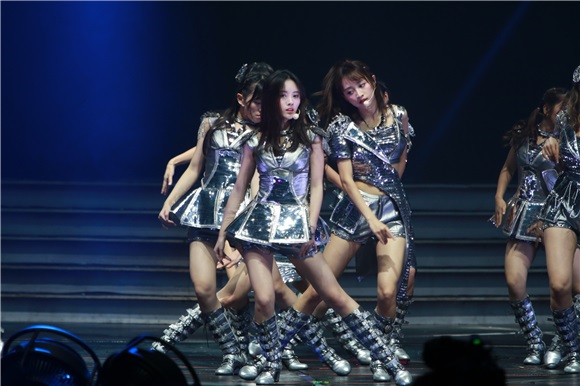 鞠婧祎SNH48第三届总决选摘得桂冠 王冠、披风加身尊贵公主甜美迷人
