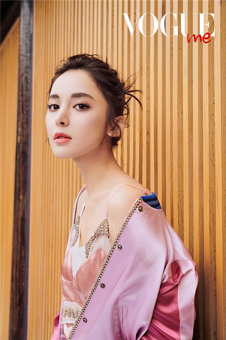 古力娜扎绝美写真曝光 解锁戏剧角色女总裁vs.职场女