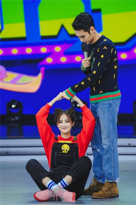 张歆艺活力四射亮相《快本》  少女力十足被赞逆生长