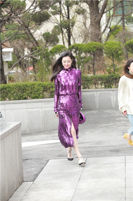 雪莉轻松驾驭亮片裙 崔智友秀大长腿来站台