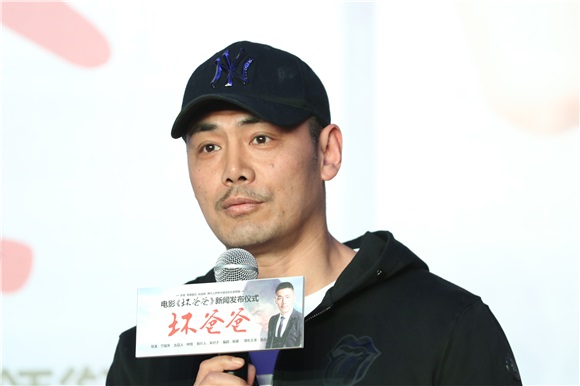《坏爸爸》北京启动发布会 邵兵深情诠释「坏爸爸」特质2月28日,电影《坏爸爸》在京举办新闻发布会,导演兰城序,编剧陈骥,主要邵兵,孔琳等悉数亮相。华表奖影帝,实力派演员邵兵这些年塑造过无所经典角色。此次加盟《坏爸爸》剧组,邵兵坦言是看中了剧本的主题,这部电影展示了亲情与孝道,与以往的硬汉形象不同,身为两个孩子的父亲,他能更深的体会到一个合格的父亲的辛苦与不易。谈到坏爸爸的特质,邵兵表示「我自己也是两个孩子的父亲,能够深刻体会到一个合格的父亲的辛苦与不易,男人没有孩子的时候还是孩子,当了父亲以后,才感觉身上的责任重大。」邵兵还深情回忆起生活中和儿子相处的趣事,「我前几天去拍戏的时候忘带了手机,结果我12岁的儿子急忙打车把手机送到机场,我说要给他打车钱,他还不要,我一下子就特别感动,他变得特别懂事。」