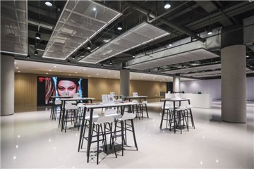 房间里的摆设版面中度可信度描述已自动产生
