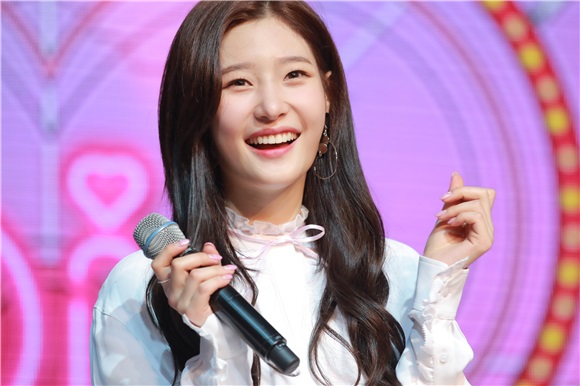 DIA办正规2辑showcase 以9人女团清新亮相