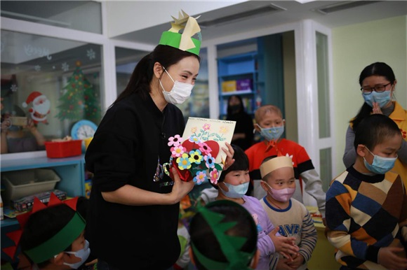 陶虹带女儿走进「病房学校」 关爱白血病患儿教育