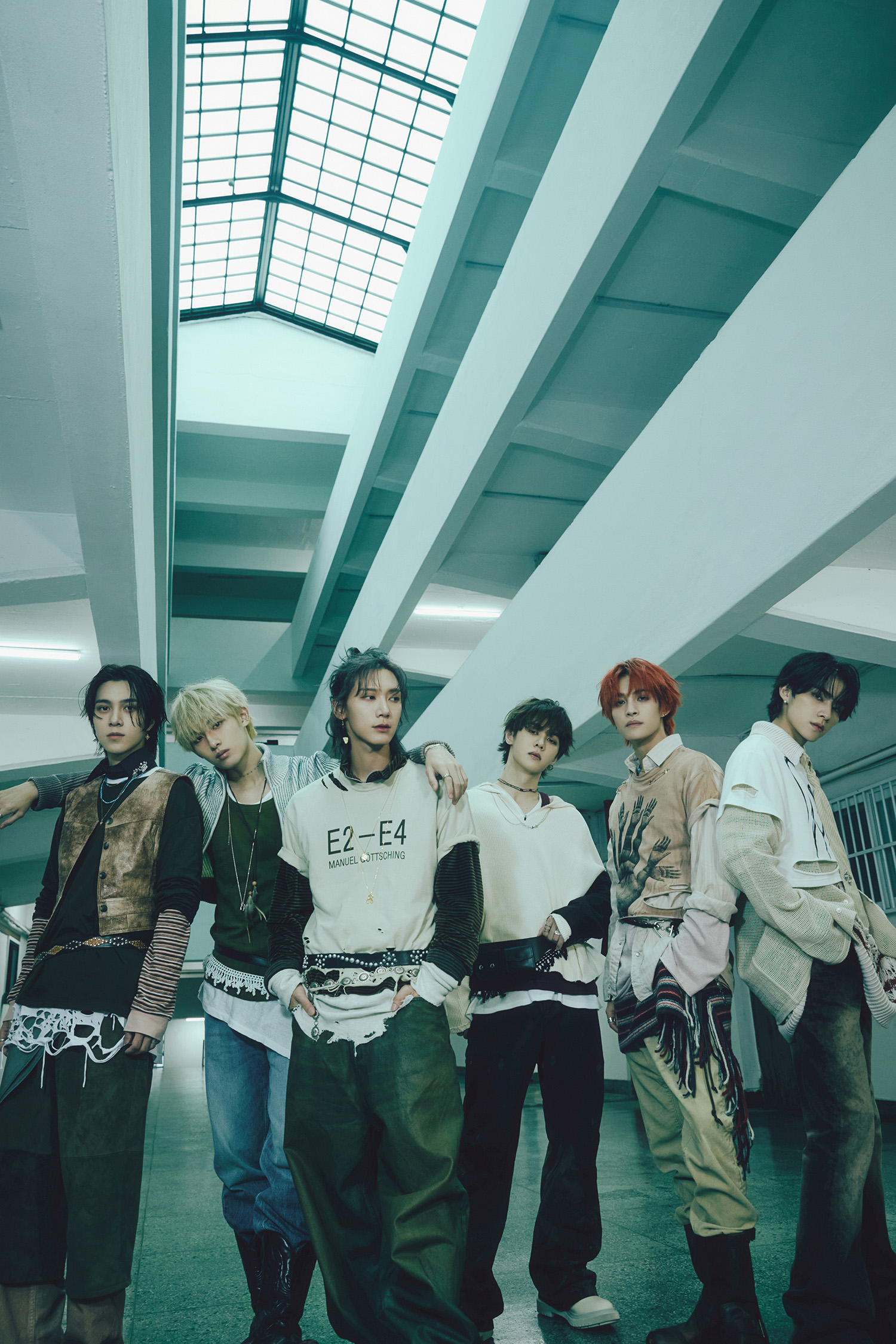 威神V正规2辑在全球斩获佳绩，今天下午公开主打曲表演视频，引发关注！