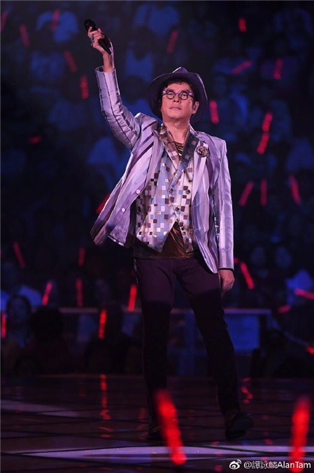 (康)谭咏麟卖力演出 却不能和粉丝握手