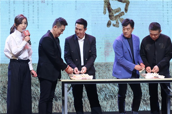 电视剧《白鹿原》开播在即 张嘉译何冰感慨被「CP」