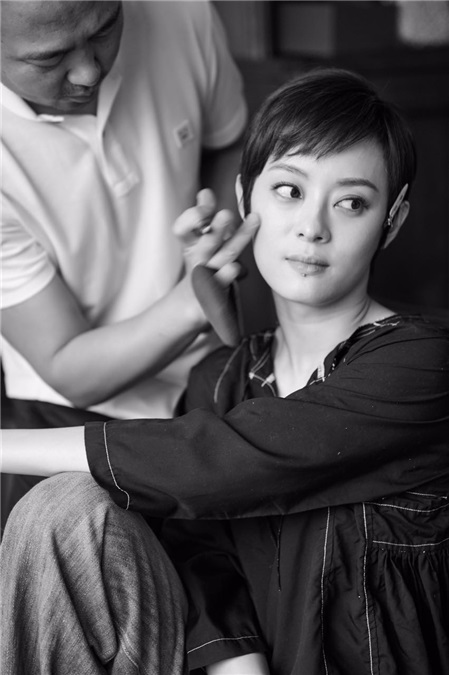 孙俪唯美花絮曝光 工作间隙化身网瘾少女
