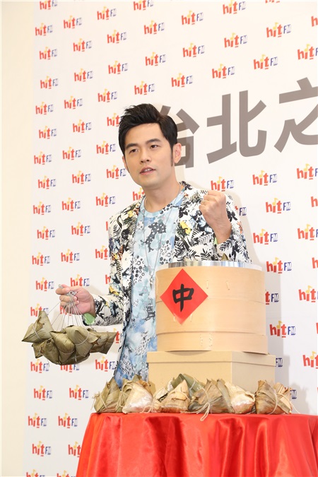周杰伦出席电台活动