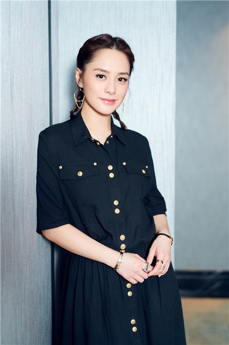 阿娇暖春写真清丽上线 麻花辫甜美出镜尽展青春元气