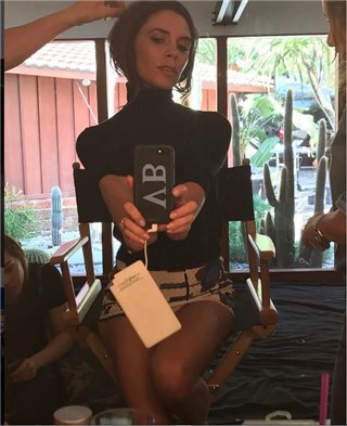 贝克汉姆老婆时尚自拍 疑似裙子太短糗了