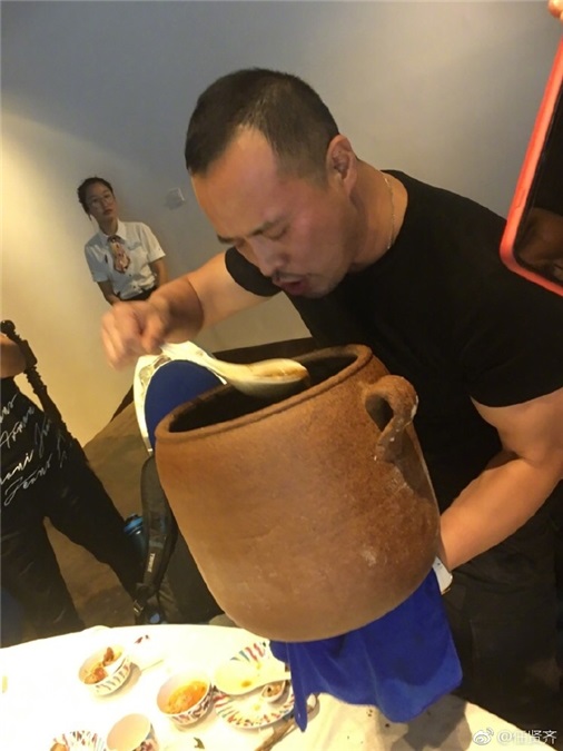 实习崴:任贤齐远赴新疆工作 搞笑拍摄工作人员