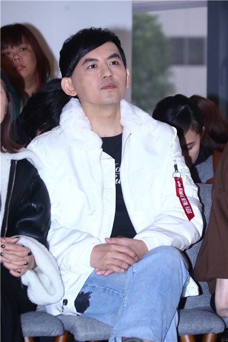 黄子佼、张小燕等出席黎画廊圣诞公益义卖联展宣传记者会