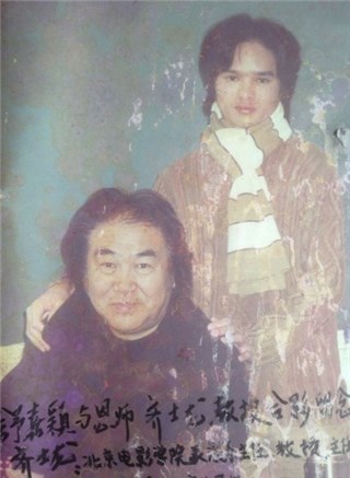 舒嘉颖师从齐士龙(北京电影学院表演系主任、硕士研究生导师)