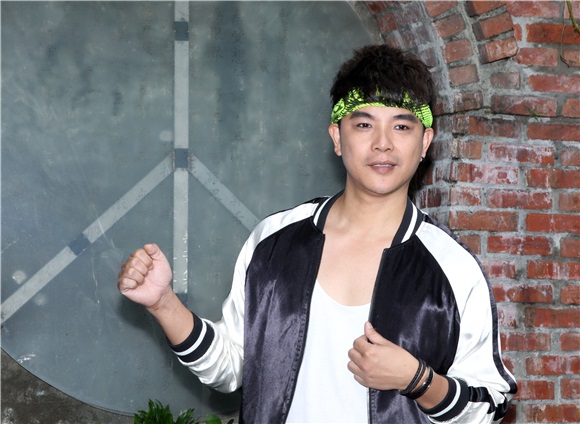 古小伟出席新专辑宣传