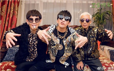 大张伟一家三口画风突变