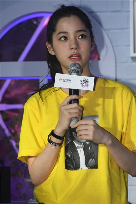 欧阳娜娜现身苏宁快闪店 携众人写纸条为九寨沟的祈福