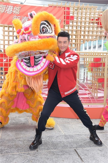 〈Yes 香港现场〉黄晓明鸡年舞狮抱财神：最开心有了小baby
