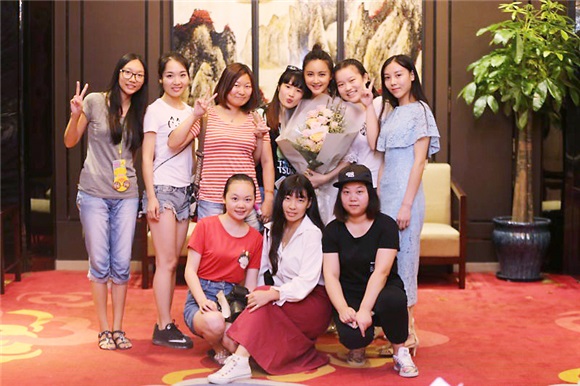 张歆艺后台遇粉丝亲和力爆表 亲密贴身玩自拍