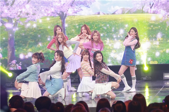 男团MonstaX、女团PRISTIN、EXID、GFriend在MBC《SHOWCHAMPION》中带来精彩舞台