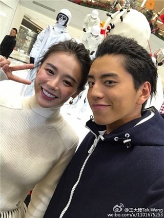 王大陆马思纯同框 网友笑「黑白分明」
