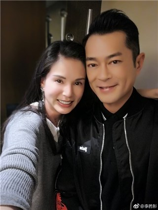 过儿跟姑姑相遇了! 古天乐搂着李若彤世纪同框