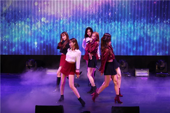 韩国女团APINK开演唱会