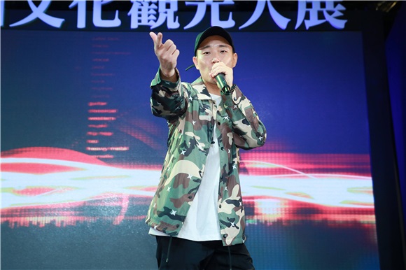 〈Yes 台北现场〉Gary乐与粉丝亲密自拍 意外发现粉丝爱的不是他
