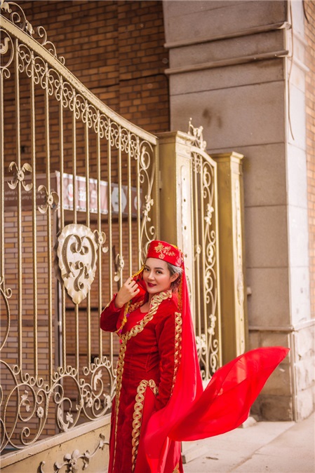 马熙妍唯美新疆写真 中国红引领异域风情