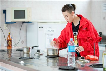 小鬼王琳凯专心做饭