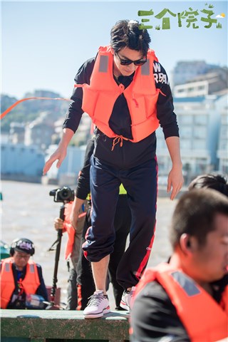 林更新变“安静美男子” 帅气出海