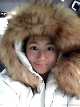 Selina自嘲大脸凸显妹妹的锥子脸