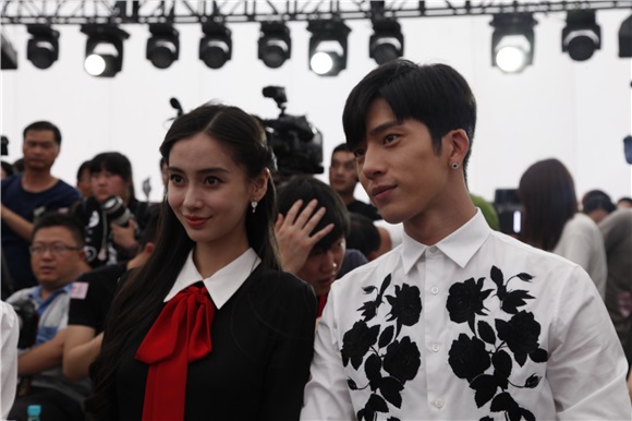 Angelababy与井柏然借位拥吻比爱心 呲牙咧嘴小表情不断一脸暧昧