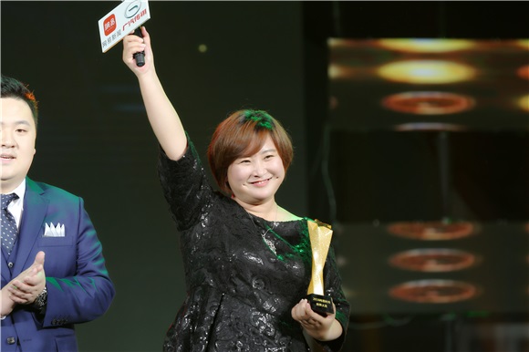 网易时尚跨界盛典隆重举办 李云迪贾玲分获年度大奖