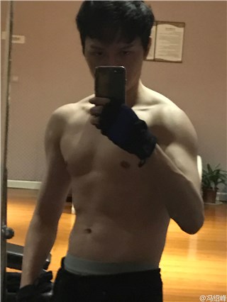 冯绍峰晒腹肌证身材：谁说我是肚腩界的副教主